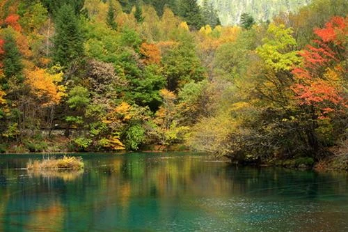 Một góc hồ ngũ sắc Mộng mị những sắc màu hồ nước ở Cửu Trại Câu Thác Panda Màu sắc như thế này có thể gặp bất kỳ chỗ nào ở Cửu Trại Câu mùa thu Cảnh sắc Cửu Trại Câu qua lớp cửa kính máy bay với những sắc màu nhiều màu rực rỡ: xanh, đỏ, tím, vàng Những đỉnh núi tuyết vĩnh cửu trên đường bay từ Thành Đô tới Cửu Trại Câu Đường từ sân bay về Cửu Trại Câu