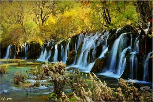 Một góc hồ ngũ sắc Mộng mị những sắc màu hồ nước ở Cửu Trại Câu Thác Panda Màu sắc như thế này có thể gặp bất kỳ chỗ nào ở Cửu Trại Câu mùa thu Cảnh sắc Cửu Trại Câu qua lớp cửa kính máy bay với những sắc màu nhiều màu rực rỡ: xanh, đỏ, tím, vàng Những đỉnh núi tuyết vĩnh cửu trên đường bay từ Thành Đô tới Cửu Trại Câu Đường từ sân bay về Cửu Trại Câu