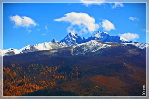 Một góc hồ ngũ sắc Mộng mị những sắc màu hồ nước ở Cửu Trại Câu Thác Panda Màu sắc như thế này có thể gặp bất kỳ chỗ nào ở Cửu Trại Câu mùa thu Cảnh sắc Cửu Trại Câu qua lớp cửa kính máy bay với những sắc màu nhiều màu rực rỡ: xanh, đỏ, tím, vàng Những đỉnh núi tuyết vĩnh cửu trên đường bay từ Thành Đô tới Cửu Trại Câu Đường từ sân bay về Cửu Trại Câu