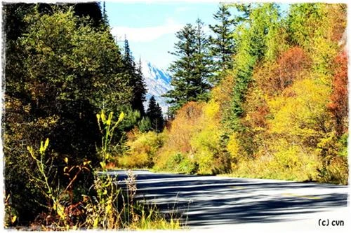 Một góc hồ ngũ sắc Mộng mị những sắc màu hồ nước ở Cửu Trại Câu Thác Panda Màu sắc như thế này có thể gặp bất kỳ chỗ nào ở Cửu Trại Câu mùa thu Cảnh sắc Cửu Trại Câu qua lớp cửa kính máy bay với những sắc màu nhiều màu rực rỡ: xanh, đỏ, tím, vàng Những đỉnh núi tuyết vĩnh cửu trên đường bay từ Thành Đô tới Cửu Trại Câu Đường từ sân bay về Cửu Trại Câu