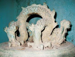 Phần quai chuông có hình con rồng Phần quai chuông có hình con rồng