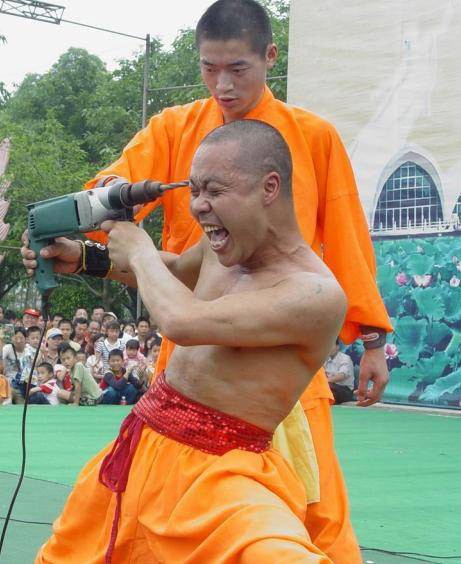 Kỳ nhân kungfu (II): Dùng khoan điện khoan thái dương ảnh 3 Kỳ nhân kungfu (II): Dùng khoan điện khoan thái dương ảnh 3
