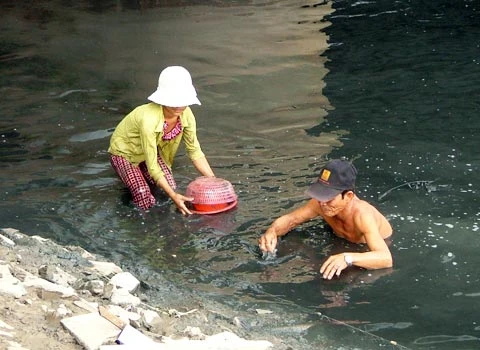 Đổ xô đi bắt cá phóng sinh ảnh 4