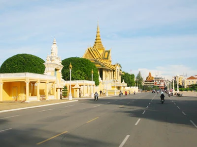 Con đường dẫn tới Hoàng cung, nơi diễn ra các cuộc thiết triều, các nghi thức ngoại giao và lễ nghi hoàng gia. Hoàng cung còn là biểu tượng của cả vương quốc Campuchia.