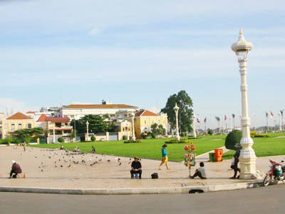 Bức tường cao với các họa tiết điêu khắc và những công trình kiến trúc màu vàng hình tháp đứng sừng sững chắn con sông phía trước, được trang trí công phu, lộng lẫy. Phía trước Hoàng cung là một quảng trường rộng mênh mông với những bãi cỏ xanh mướt trải dài ngút ngát.