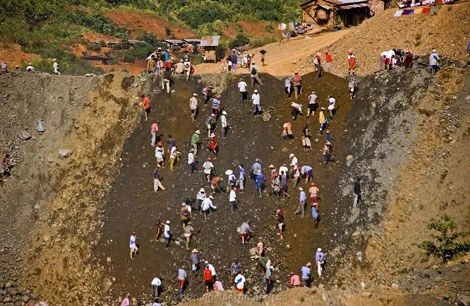 Cảnh khai thác đá quý ở Myanmar.