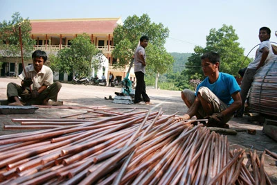 Các cuộn đồng đỏ đang được cắt thành từng đoạn nhỏ, chuẩn bị cho lễ khởi đúc. Ảnh: N.H.