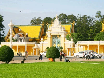 Bức tường cao với các họa tiết điêu khắc và những công trình kiến trúc màu vàng hình tháp đứng sừng sững chắn con sông phía trước, được trang trí công phu, lộng lẫy. Phía trước Hoàng cung là một quảng trường rộng mênh mông với những bãi cỏ xanh mướt trải dài ngút ngát.