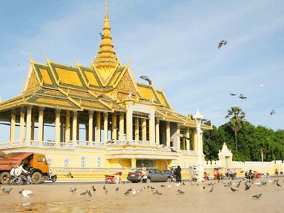 Cung điện là nơi sinh hoạt của quốc vương, gia đình quốc vương và phục vụ các quan khách nước ngoài. Cung điện nhìn về hướng Đông, quay mặt ra bờ sông thoáng mát, là một địa điểm tham quan không thể thiếu trong cuộc hành trình khám phá đất nước Campuchia. Cung điện là nơi sinh hoạt của quốc vương, gia đình quốc vương và phục vụ các quan khách nước ngoài. Cung điện nhìn về hướng Đông, quay mặt ra bờ sông thoáng mát, là một địa điểm tham quan không thể thiếu trong cuộc hành trình khám phá đất nước Campuchia.