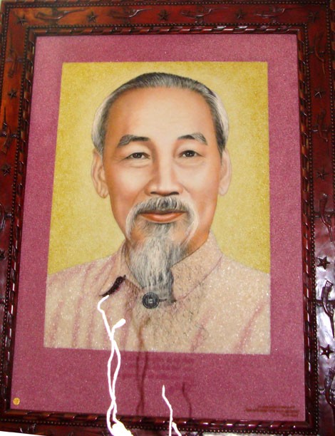 Chân dung Bác Hồ do nghệ nhân Đào Trọng Cường chạm khảm bằng đá quý được treo trang trọng trong phòng làm việc của ông. Chân dung Bác Hồ do nghệ nhân Đào Trọng Cường chạm khảm bằng đá quý được treo trang trọng trong phòng làm việc của ông.