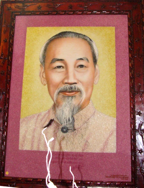 Chân dung Bác Hồ do nghệ nhân Đào Trọng Cường chạm khảm bằng đá quý được treo trang trọng trong phòng làm việc của ông.