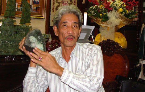 Nghệ nhân Đào Trọng Cường giới thiệu về ngọc bích. Nghệ nhân Đào Trọng Cường giới thiệu về ngọc bích.