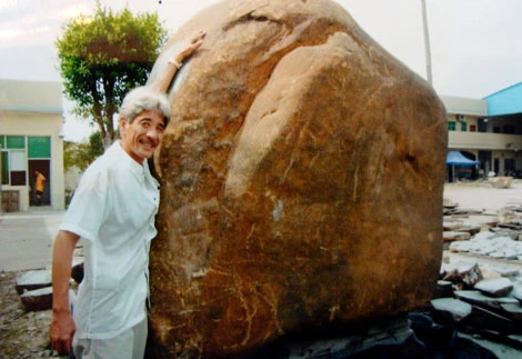 Ông Cường bên khối ngọc bích lớn nhất thế giới ở Myanmar vào thời điểm năm 2006.