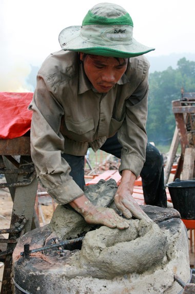 Từ sáng sớm, hàng nghìn người đã đổ về khu đúc tượng cạnh Học viện Phật giáo VN (Sóc Sơn, Hà Nội). Theo lịch âm, hôm nay là ngày "trùng cửu", ngày có ý nghĩa thiêng liêng đặc biệt, rất thích hợp để tiến hành đúc tượng Thánh Gióng - Đức Thánh Phù Đổng Thiên vương. Một mô hình thu nhỏ đặt cạnh khu đúc tượng để phật tử làm lễ, chiêm bái. Khi hoàn thành, tượng cao gần 11 m, độ vươn chéo lên trời khoảng 16 m. Rất nhiều người góp trang sức bằng kim loại quý để hòa cùng dòng đồng nóng chảy lúc đổ vào khuôn. Tại khu đất được cách ly cạnh đó, hai chiếc khuôn của phần đầu ngựa và thân trên Thánh Gióng đang gấp rút được hoàn tất những khâu cuối cùng. Đây là 2 thớt đầu tiên được đúc của tượng đài. Một số chi tiết khác của tượng đài cũng được làm trong mẻ đầu tiên. Hàng trăm thanh đồng đỏ nguyên chất được nung chảy trong lò ga hơn 1.000 độ C. Theo các nghệ nhân, thời gian từ lúc nấu đến lúc đổ đồng mất hơn 2 giờ. Người nghệ nhân cẩn thận trát kín mạch và tạo miệng khuôn để đổ đồng nóng chảy vào. Sau 2 giờ nung, mẻ đồng nóng chảy đổ ra... ...trong khi các nghệ nhân kính cẩn thắp hương mong mọi việc suôn sẻ. Bên ngoài hàng rào, hàng nghìn người chen lấn mong được vào chiêm ngưỡng cận cảnh. Tới dự buổi lễ sáng nay có nguyên Tổng bí thư Đỗ Mười, cùng nhiều vị lãnh đạo. Ngay trước thời khắc 9h9, hòa thượng Thích Thanh Tứ, Phó chủ tịch Trung ương hội Phật giáo VN(người đeo tràng hạt) cùng nhiều quan chức tiến vào khu đúc tượng. Hàng trăm món đồ kim loại quý được thả vào khuôn... ... trước khi dòng đồng đỏ nóng chảy được rót. Theo các nghệ nhân, công đoạn khó nhất của quá trình đúc tượng là khâu làm khuôn: mất 2 tháng. Khuôn phải làm sao để toát lên được thần thái của Thánh Gióng và toàn bộ hoa văn, họa tiết tinh xảo của tượng với đúng tỉ lệ 1:1. Sau khi đổ đầy đồng vào khuôn, cần tới 4 ngày để làm nguội tự nhiên rồi mới phá khuôn.