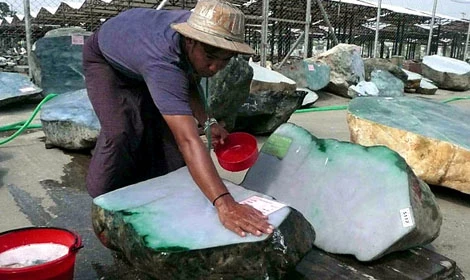 Một góc chợ đá quý ở Myanmar.