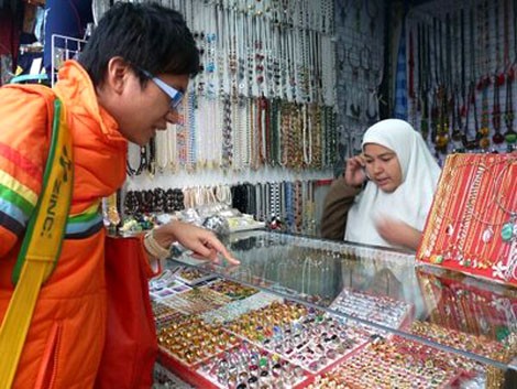 Đá quý được bày bán tại chợ đá quý Rangoon như giày dép ở Việt Nam. Đá quý được bày bán tại chợ đá quý Rangoon như giày dép ở Việt Nam.