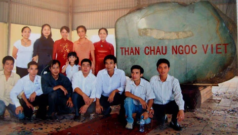 Thi nhau chụp hình kỷ niệm với khối ngọc lớn nhất thế giới tại xưởng chế tác.