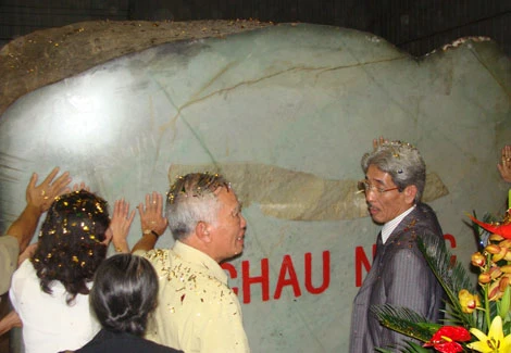 Nguyên Phó Thủ tướng Vũ Khoan cắt băng mở niêm phong khối ngọc bích khổng lồ.