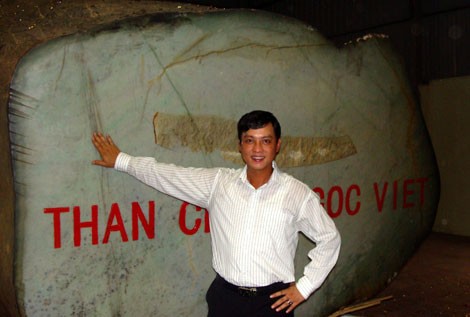 Anh Nam, bí thư thứ hai của Đại sứ quán Việt Nam tại Myanmar, là người được ông Cường ủy quyền tham gia đấu giá khối ngọc bích. Anh Nam, bí thư thứ hai của Đại sứ quán Việt Nam tại Myanmar, là người được ông Cường ủy quyền tham gia đấu giá khối ngọc bích.