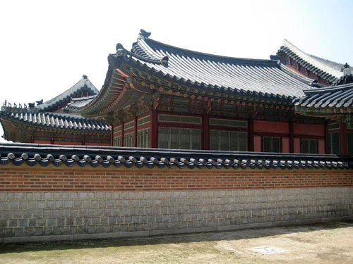 Biểu tượng hòa bình trước dinh Tổng thống. Hoa anh đào vẫn còn nở dù mùa hè đã sang. Bảo tàng dân gian Hàn Quốc. Cung điện Hoàng gia. Cổng vào cung điện. Các hàng cột tại hành lang nối các cung điện. Nội điện, nơi vua ngự triều. Những góc yên tĩnh của cung điện. Hoa tulip được trồng ở nhiều nơi.