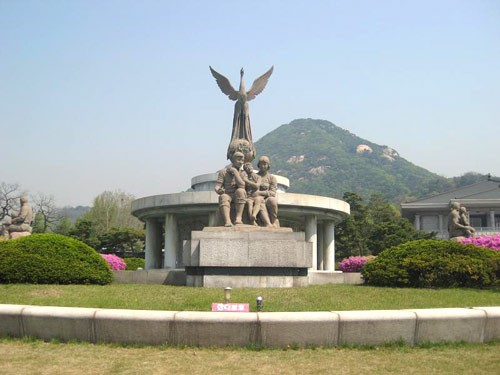 Biểu tượng hòa bình trước dinh Tổng thống. Hoa anh đào vẫn còn nở dù mùa hè đã sang. Bảo tàng dân gian Hàn Quốc. Cung điện Hoàng gia. Cổng vào cung điện. Các hàng cột tại hành lang nối các cung điện. Nội điện, nơi vua ngự triều. Những góc yên tĩnh của cung điện. Hoa tulip được trồng ở nhiều nơi.