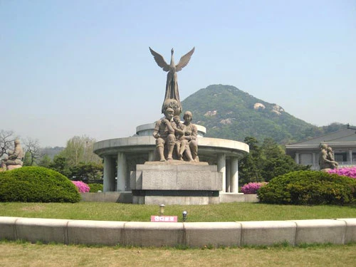 Biểu tượng hòa bình trước dinh Tổng thống. Hoa anh đào vẫn còn nở dù mùa hè đã sang. Bảo tàng dân gian Hàn Quốc. Cung điện Hoàng gia. Cổng vào cung điện. Các hàng cột tại hành lang nối các cung điện. Nội điện, nơi vua ngự triều. Những góc yên tĩnh của cung điện. Hoa tulip được trồng ở nhiều nơi.