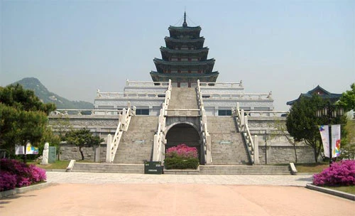 Biểu tượng hòa bình trước dinh Tổng thống. Hoa anh đào vẫn còn nở dù mùa hè đã sang. Bảo tàng dân gian Hàn Quốc. Cung điện Hoàng gia. Cổng vào cung điện. Các hàng cột tại hành lang nối các cung điện. Nội điện, nơi vua ngự triều. Những góc yên tĩnh của cung điện. Hoa tulip được trồng ở nhiều nơi.