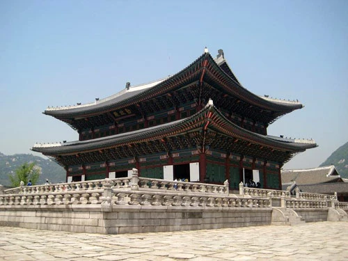 Biểu tượng hòa bình trước dinh Tổng thống. Hoa anh đào vẫn còn nở dù mùa hè đã sang. Bảo tàng dân gian Hàn Quốc. Cung điện Hoàng gia. Cổng vào cung điện. Các hàng cột tại hành lang nối các cung điện. Nội điện, nơi vua ngự triều. Những góc yên tĩnh của cung điện. Hoa tulip được trồng ở nhiều nơi.