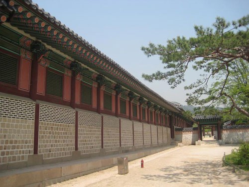 Biểu tượng hòa bình trước dinh Tổng thống. Hoa anh đào vẫn còn nở dù mùa hè đã sang. Bảo tàng dân gian Hàn Quốc. Cung điện Hoàng gia. Cổng vào cung điện. Các hàng cột tại hành lang nối các cung điện. Nội điện, nơi vua ngự triều. Những góc yên tĩnh của cung điện. Hoa tulip được trồng ở nhiều nơi.