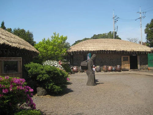 Đỉnh núi Seongsan, nơi đón ánh mặt trời đầu tiên của Hàn Quốc. Những tảng đá với nhiều hình thù khác nhau là hình ảnh quen thuộc của đảo. Tượng thần Dol Hareubang đặt khắp nơi trên đảo. Hoa nở khắp đảo khi mùa xuân về. Làng dân tộc Jeju nơi đây cũng là phim trường Dae Chang Kum. Một ngôi chùa trên đảo.