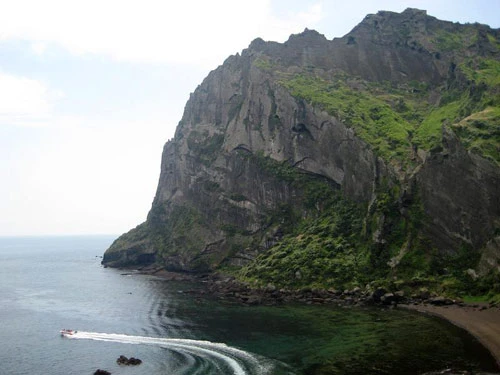 Đỉnh núi Seongsan, nơi đón ánh mặt trời đầu tiên của Hàn Quốc. Những tảng đá với nhiều hình thù khác nhau là hình ảnh quen thuộc của đảo. Tượng thần Dol Hareubang đặt khắp nơi trên đảo. Hoa nở khắp đảo khi mùa xuân về. Làng dân tộc Jeju nơi đây cũng là phim trường Dae Chang Kum. Một ngôi chùa trên đảo.