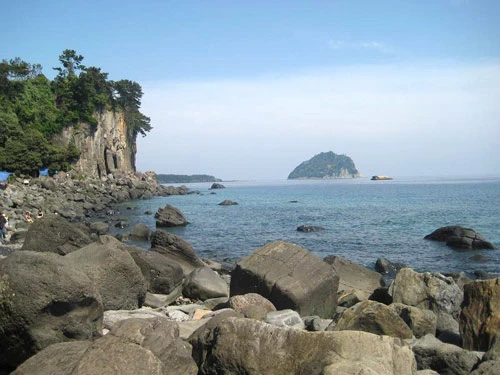 Đỉnh núi Seongsan, nơi đón ánh mặt trời đầu tiên của Hàn Quốc. Những tảng đá với nhiều hình thù khác nhau là hình ảnh quen thuộc của đảo. Tượng thần Dol Hareubang đặt khắp nơi trên đảo. Hoa nở khắp đảo khi mùa xuân về. Làng dân tộc Jeju nơi đây cũng là phim trường Dae Chang Kum. Một ngôi chùa trên đảo.