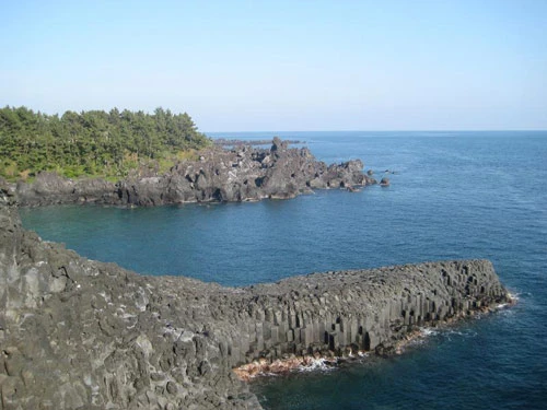 Đỉnh núi Seongsan, nơi đón ánh mặt trời đầu tiên của Hàn Quốc. Những tảng đá với nhiều hình thù khác nhau là hình ảnh quen thuộc của đảo. Tượng thần Dol Hareubang đặt khắp nơi trên đảo. Hoa nở khắp đảo khi mùa xuân về. Làng dân tộc Jeju nơi đây cũng là phim trường Dae Chang Kum. Một ngôi chùa trên đảo.