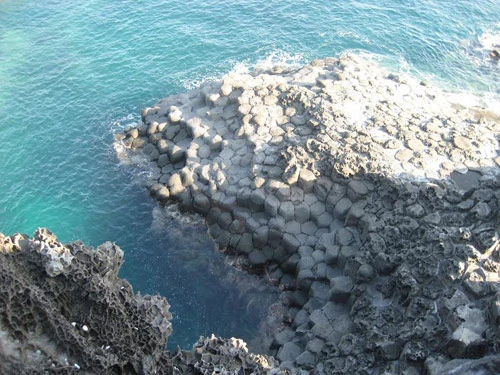 Đỉnh núi Seongsan, nơi đón ánh mặt trời đầu tiên của Hàn Quốc. Những tảng đá với nhiều hình thù khác nhau là hình ảnh quen thuộc của đảo. Tượng thần Dol Hareubang đặt khắp nơi trên đảo. Hoa nở khắp đảo khi mùa xuân về. Làng dân tộc Jeju nơi đây cũng là phim trường Dae Chang Kum. Một ngôi chùa trên đảo.