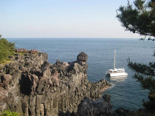 Đỉnh núi Seongsan, nơi đón ánh mặt trời đầu tiên của Hàn Quốc. Những tảng đá với nhiều hình thù khác nhau là hình ảnh quen thuộc của đảo. Tượng thần Dol Hareubang đặt khắp nơi trên đảo. Hoa nở khắp đảo khi mùa xuân về. Làng dân tộc Jeju nơi đây cũng là phim trường Dae Chang Kum. Một ngôi chùa trên đảo.