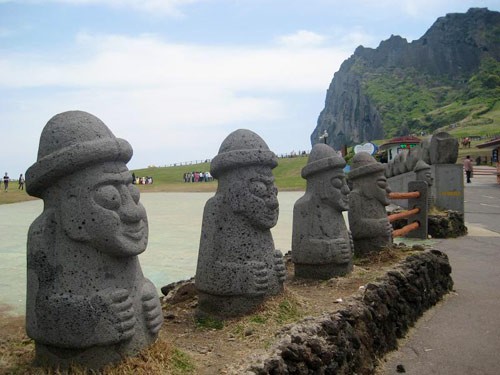 Đỉnh núi Seongsan, nơi đón ánh mặt trời đầu tiên của Hàn Quốc. Những tảng đá với nhiều hình thù khác nhau là hình ảnh quen thuộc của đảo. Tượng thần Dol Hareubang đặt khắp nơi trên đảo. Hoa nở khắp đảo khi mùa xuân về. Làng dân tộc Jeju nơi đây cũng là phim trường Dae Chang Kum. Một ngôi chùa trên đảo. Đỉnh núi Seongsan, nơi đón ánh mặt trời đầu tiên của Hàn Quốc. Những tảng đá với nhiều hình thù khác nhau là hình ảnh quen thuộc của đảo. Tượng thần Dol Hareubang đặt khắp nơi trên đảo. Hoa nở khắp đảo khi mùa xuân về. Làng dân tộc Jeju nơi đây cũng là phim trường Dae Chang Kum. Một ngôi chùa trên đảo.