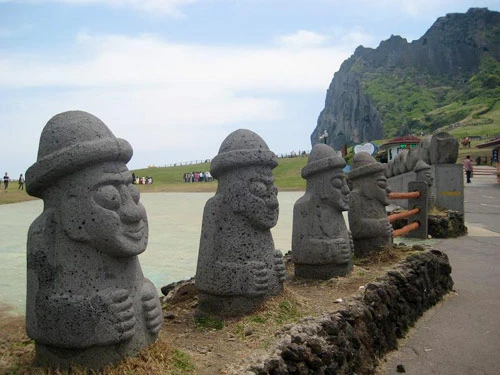 Đỉnh núi Seongsan, nơi đón ánh mặt trời đầu tiên của Hàn Quốc. Những tảng đá với nhiều hình thù khác nhau là hình ảnh quen thuộc của đảo. Tượng thần Dol Hareubang đặt khắp nơi trên đảo. Hoa nở khắp đảo khi mùa xuân về. Làng dân tộc Jeju nơi đây cũng là phim trường Dae Chang Kum. Một ngôi chùa trên đảo.