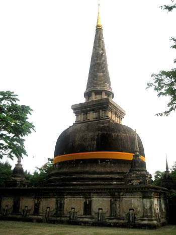 Bên trong chùa Pra Keo. Tháp cổ tại thành phố Ayuthya. Tượng phật cổ được rễ cây bao lấy tại Ayuthya.