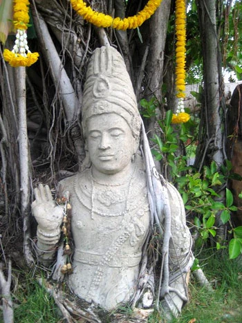 Bên trong chùa Pra Keo. Tháp cổ tại thành phố Ayuthya. Tượng phật cổ được rễ cây bao lấy tại Ayuthya.