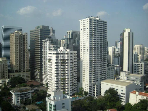 Cây cầu lịch sử bắc qua sông Kwai. Cụm đền nổi tại Ancient Siam. Ở Bangkok, xuất hiện ngày càng nhiều những tòa nhà cao tầng. Chùa chiền là hình ảnh quen thuộc ở đây. Tượng Phật tại Ayuthya. Bên ngoài chùa Pra Keo tại Bangkok.