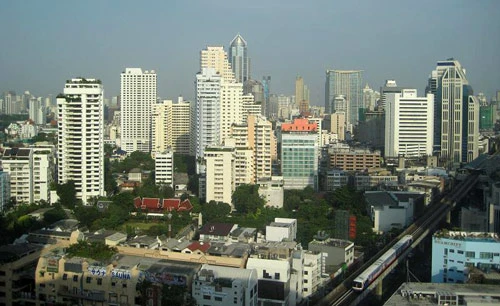 Cây cầu lịch sử bắc qua sông Kwai. Cụm đền nổi tại Ancient Siam. Ở Bangkok, xuất hiện ngày càng nhiều những tòa nhà cao tầng. Chùa chiền là hình ảnh quen thuộc ở đây. Tượng Phật tại Ayuthya. Bên ngoài chùa Pra Keo tại Bangkok.