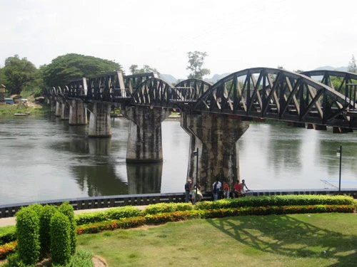 Cây cầu lịch sử bắc qua sông Kwai. Cụm đền nổi tại Ancient Siam. Ở Bangkok, xuất hiện ngày càng nhiều những tòa nhà cao tầng. Chùa chiền là hình ảnh quen thuộc ở đây. Tượng Phật tại Ayuthya. Bên ngoài chùa Pra Keo tại Bangkok.