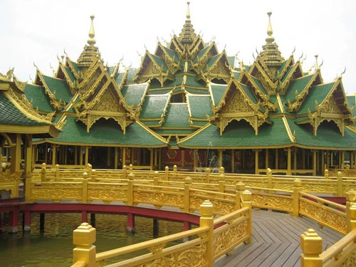 Cây cầu lịch sử bắc qua sông Kwai. Cụm đền nổi tại Ancient Siam. Ở Bangkok, xuất hiện ngày càng nhiều những tòa nhà cao tầng. Chùa chiền là hình ảnh quen thuộc ở đây. Tượng Phật tại Ayuthya. Bên ngoài chùa Pra Keo tại Bangkok.