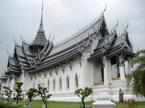 Cây cầu lịch sử bắc qua sông Kwai. Cụm đền nổi tại Ancient Siam. Ở Bangkok, xuất hiện ngày càng nhiều những tòa nhà cao tầng. Chùa chiền là hình ảnh quen thuộc ở đây. Tượng Phật tại Ayuthya. Bên ngoài chùa Pra Keo tại Bangkok.