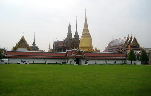 Cây cầu lịch sử bắc qua sông Kwai. Cụm đền nổi tại Ancient Siam. Ở Bangkok, xuất hiện ngày càng nhiều những tòa nhà cao tầng. Chùa chiền là hình ảnh quen thuộc ở đây. Tượng Phật tại Ayuthya. Bên ngoài chùa Pra Keo tại Bangkok.