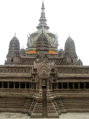 Bên trong chùa Pra Keo. Tháp cổ tại thành phố Ayuthya. Tượng phật cổ được rễ cây bao lấy tại Ayuthya.