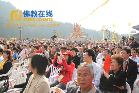 QUAN KHACH THAM DU LE HOI.jpg