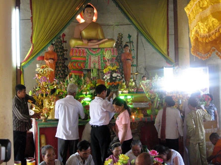 dâng y kathyna chùa Rạch Sỏi