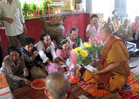 dâng y kathyna chùa Rạch Sỏi