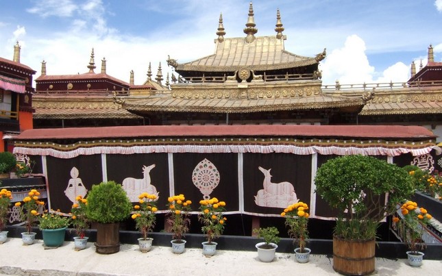 Tu viện Jokhang và phần trang trí mái bên trên ngôi đền Tu viện Jokhang và phần trang trí mái bên trên ngôi đền